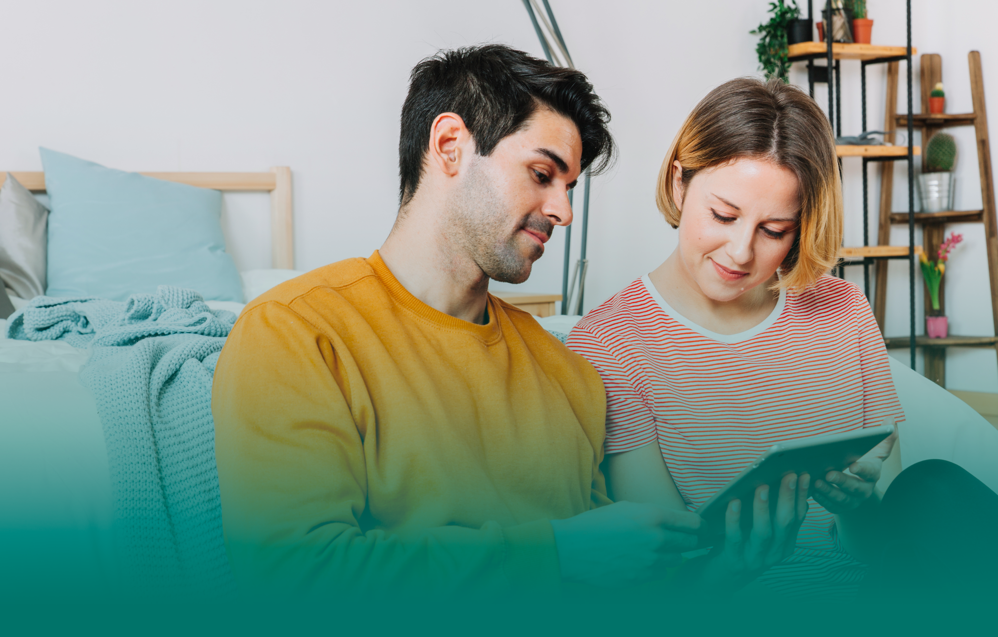 Pareja mirando una tablet 