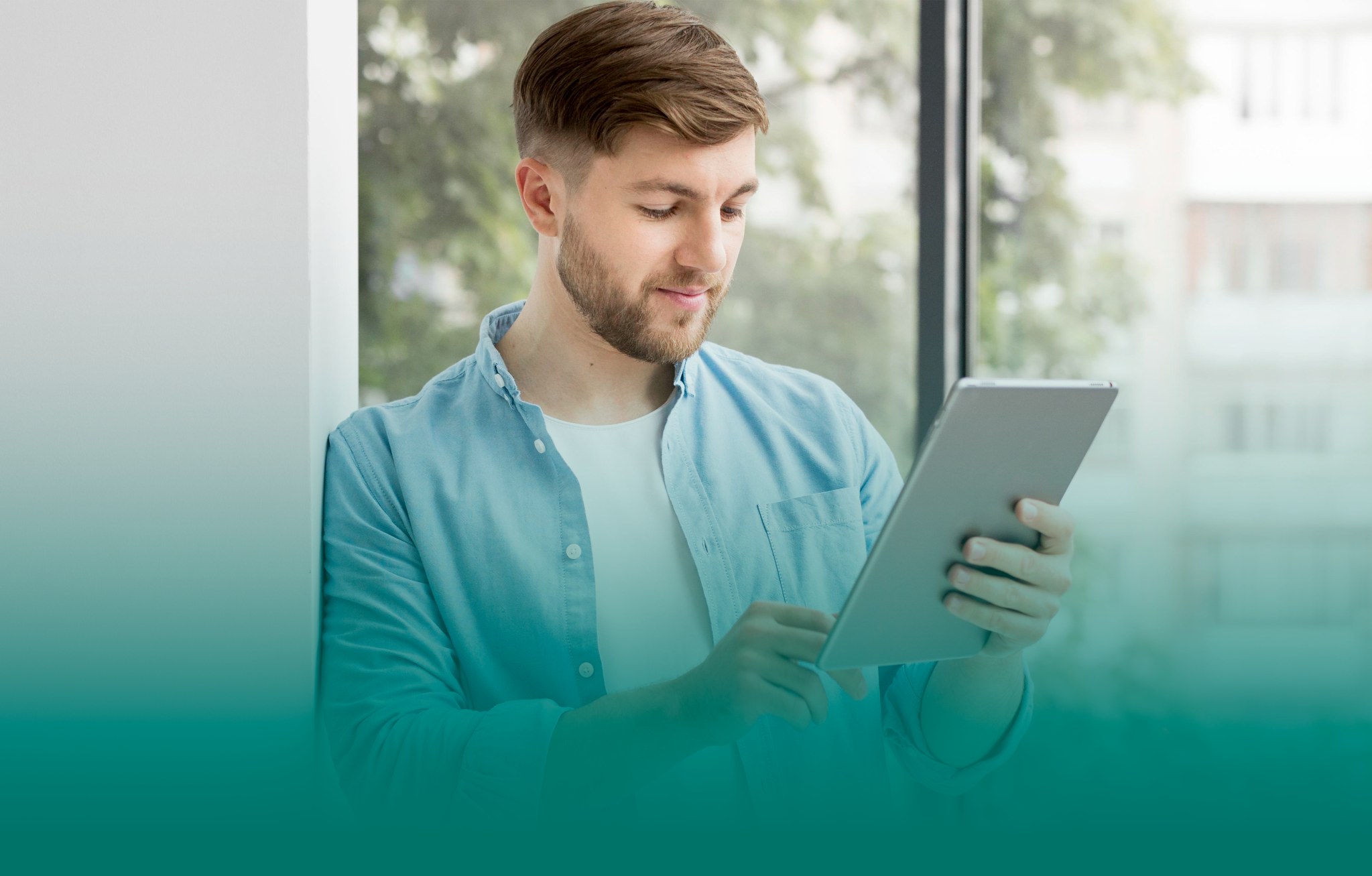 Hombre viendo una tablet 