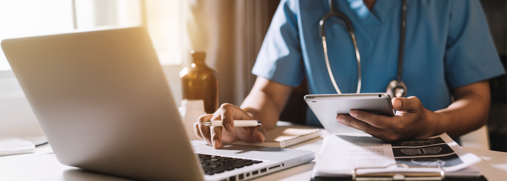 Doctor mirando su computador