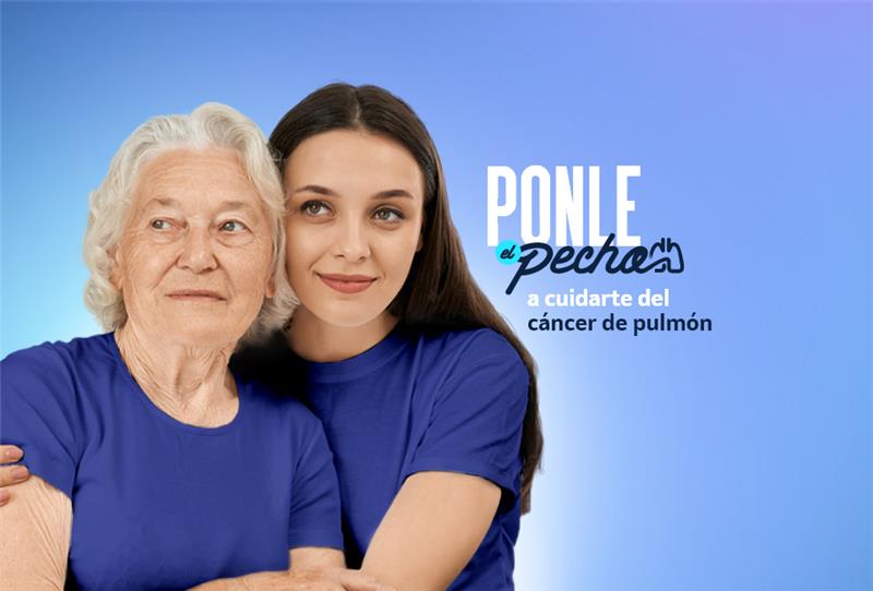 Mujer abrazando a adulta mayor