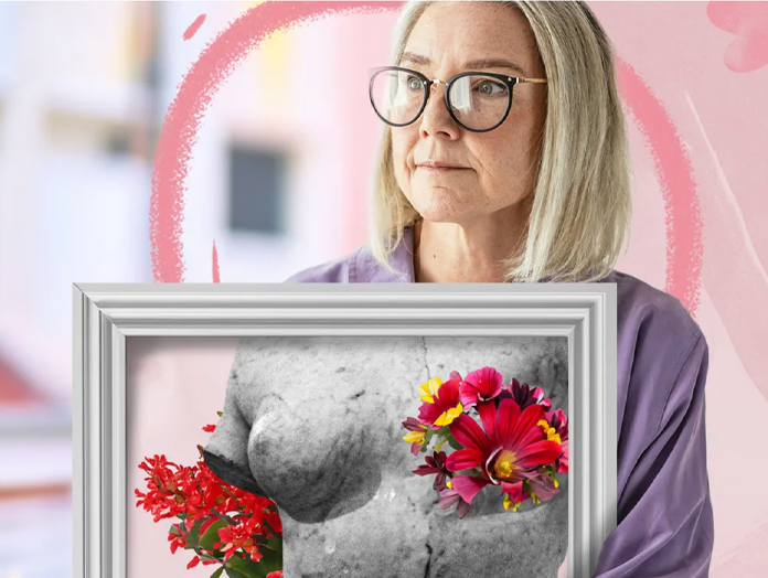 Mujer rubia con un cuadro interpretando un pecho